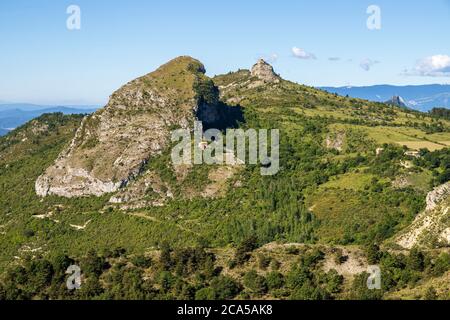 Frankreich, Alpes-de-Haute-Provence, Geologisches Naturschutzgebiet Haute Provence, Saint-Geniez, die Kapelle von Dromont auf dem Felsen von Dromont gebaut gesehen Fr. Stockfoto