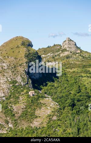 Frankreich, Alpes-de-Haute-Provence, Geologisches Naturschutzgebiet Haute Provence, Saint-Geniez, die Kapelle von Dromont auf dem Felsen von Dromont gebaut gesehen Fr. Stockfoto