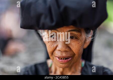 Indonesien, Sulawesi, Tana Toraja, Bori, Trauerzeremonie, Porträt einer älteren Frau mit schwarzem Kopftuch, Trauerzeichen Stockfoto