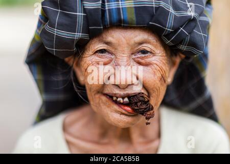 Indonesien, Sulawesi, Tana Toraja, in der Nähe des Dorfes Lemo, Reisterrassen, Nahaufnahme des Porträts einer älteren Frau, die Tabak kaut Stockfoto