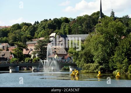 Frankreich, Doubs, Montbeliard, Bermont Brücke über den Allan Fluss, Wasserstrahl, St. Mainboeuf Kirche Stockfoto