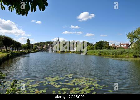 Frankreich, Doubs, Montbeliard, Bermont Brücke über den Allan Fluss, Wasserstrahl, St. Mainboeuf Kirche Stockfoto