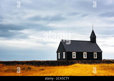 Malerische Herbstlandschaft mit der berühmten schwarzen Kirche von Budir auf der Halbinsel Snaefellsnes in Island Stockfoto