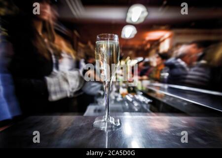 Frankreich, Aude (11), Limoux, ein Glas Sekt an einer Bar während eines Musikkonzerts Stockfoto
