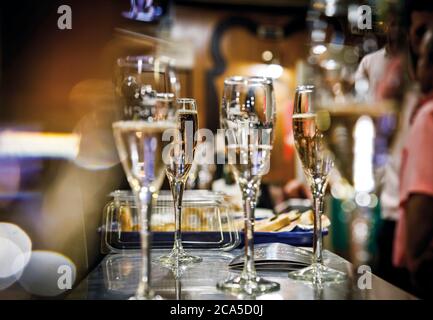 Frankreich, Aude (11), Limoux, ein Glas Sekt an einer Bar während eines Musikkonzerts Stockfoto