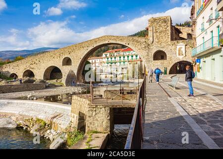 Panoramablick auf die Neue Brücke im historischen Zentrum, Camprodon, Katalonien, Spanien Stockfoto