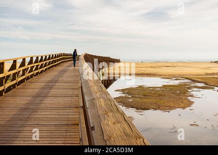 Blick auf die Brücke Brücke des Strandes von La Gaviota, wo eine Person überquert. Existiert in: Huelva, Andalusien, Spanien Stockfoto