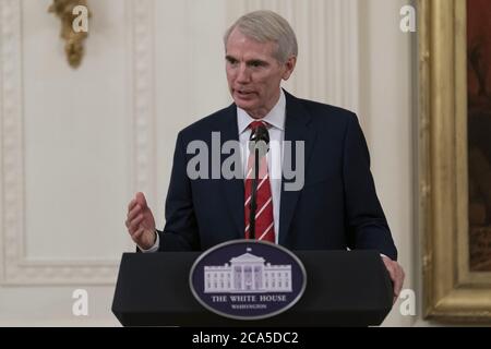 Washington, Usa. August 2020. US-Senator Rob Portman, R-OH, nimmt an einer Unterzeichnungszeremonie für H.R. 1957 - The Great American Outdoors Act im Weißen Haus in Washington, DC am Dienstag, 4. August 2020 Teil. Foto von Chris Kleponis/UPI Kredit: UPI/Alamy Live News Stockfoto