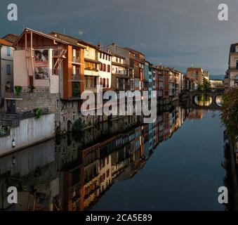 Europa, Frankreich, Okzitanien, Midi-Pyrenäen, Tarn, Castres, Häuser am Agout, Blick auf Gebäude am Flussufer unter stürmischem Himmel