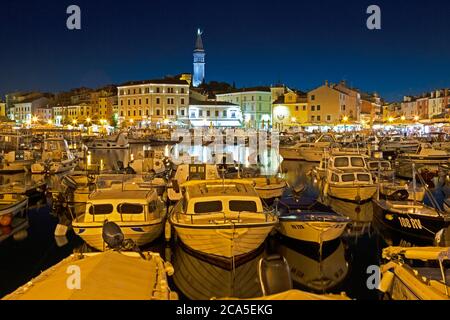 Bootshafen am Abend, Rovinj, Istrien, Kroatien Stockfoto