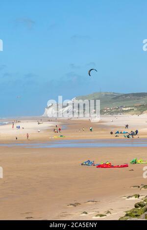 Frankreich, Pas-De-Calais, Wissant, Kitesurfen und Windsurfen mit Kap Blanc-Nez im Hintergrund Stockfoto