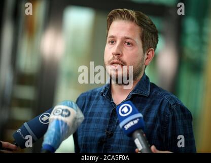 Berlin, Deutschland. August 2020. Kevin Kühnert (SPD) spricht über seine Kandidatur für den Bundestag und die damit verbundene Aufgabe des Juso-Vorsitzes. Quelle: Britta Pedersen/dpa-Zentralbild/dpa/Alamy Live News Stockfoto