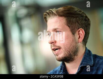 Berlin, Deutschland. August 2020. Kevin Kühnert (SPD) spricht über seine Kandidatur für den Bundestag und die damit verbundene Aufgabe des Juso-Vorsitzes. Quelle: Britta Pedersen/dpa-Zentralbild/dpa/Alamy Live News Stockfoto