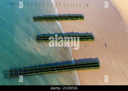 Frankreich, Charente Maritime, Insel Oleron, St Georges d'Oleron, Muschelstöcke am Saumonards Strand (Luftaufnahme) Stockfoto