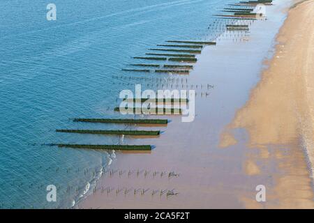 Frankreich, Charente Maritime, Insel Oleron, St Georges d'Oleron, Muschelstöcke am Saumonards Strand (Luftaufnahme) Stockfoto