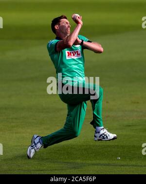 Irlands Craig Young bowls beim dritten One Day International Spiel im Ageas Bowl in Southampton. Stockfoto