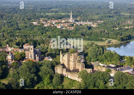 Frankreich, Vendee, Talmont Saint Hilaire, castel, Talmont Kirche und St. Hilaire Kirche (Luftaufnahme) Stockfoto