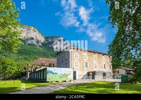 Frankreich, Isere, Gresivaudan Tal, Lumbin Dorf am Fuße des Chartreuse Massivs, Saint-Joseph Schule Stockfoto