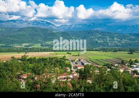 Frankreich, Isere, Gresivaudan Tal, Lumbin Dorf, Belledonne Massiv im Hintergrund Stockfoto