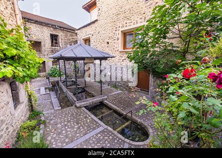 Frankreich, Isere, Gresivaudan Tal, Lumbin Dorf am Fuße des Chartreuse Massivs, öffentliches Waschbecken Stockfoto