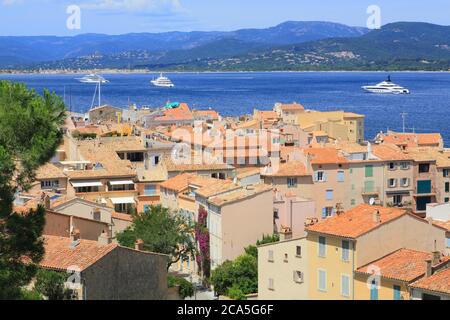 Frankreich, Var, Saint Tropez, Blick von der Zitadelle auf das Dorf und den Golf Stockfoto