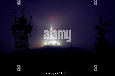 Jested Aussichtsturm in der Nacht, Sender, Liberec, Böhmen, Tschechische Republik. Stockfoto