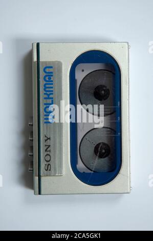 Verschiedene Modelle des kultigen tragbaren Walkman ® -Kassettenrecorder von Sony. Stockfoto