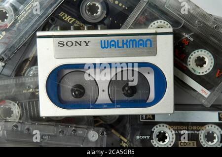 Verschiedene Modelle des kultigen tragbaren Walkman ® -Kassettenrecorder von Sony. Stockfoto