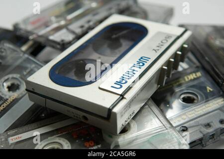 Verschiedene Modelle des kultigen tragbaren Walkman ® -Kassettenrecorder von Sony. Stockfoto