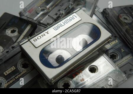 Verschiedene Modelle des kultigen tragbaren Walkman ® -Kassettenrecorder von Sony. Stockfoto