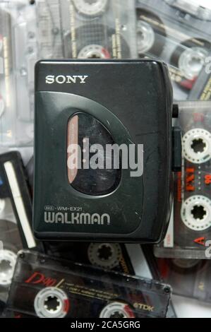 Verschiedene Modelle des kultigen tragbaren Walkman ® -Kassettenrecorder von Sony. Stockfoto