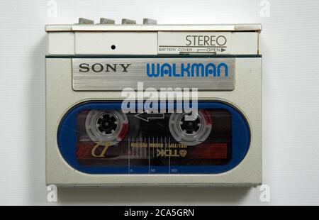 Verschiedene Modelle des kultigen tragbaren Walkman ® -Kassettenrecorder von Sony. Stockfoto