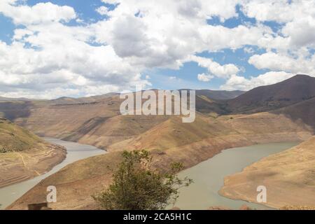 Katse-Staudamm am Vorboder von Leribe und Thaba-Tseka Distrikt, Königreich Lesotho, südliches Afrika Stockfoto