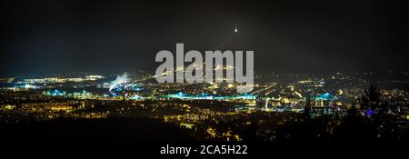 Nachtansicht auf die Stadt Liberec. Stadt der Lichter. Der Hügel Jested über der glühenden Stadt. Stockfoto