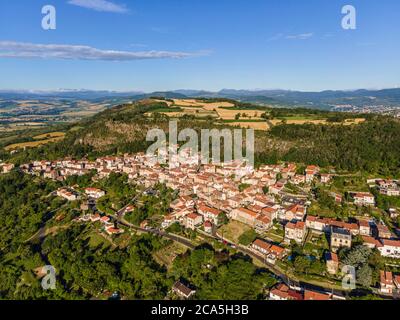 Frankreich, Puy de Dome, gallisches Oppidum von Corent, Winzerdorf, AOC Cotes d'Auvergne, Allier-Tal (Luftaufnahme) Stockfoto