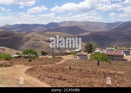 Kleines Dorf im Thaba-Tseka Distrikt, Königreich Lesotho, Südliches Afrika Stockfoto