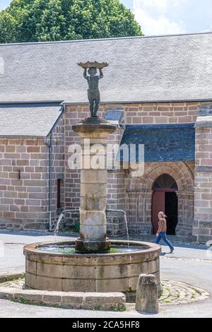 Frankreich, Creuse, Limousin, Parc Naturel Regional de Millevaches (Millevaches Regional Natural Park), Faux la Montagne, Brunnen und Saint Etienne Churc Stockfoto