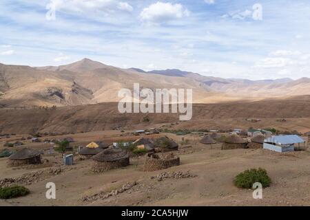 Kleines Dorf im Thaba-Tseka Distrikt, Königreich Lesotho, Südliches Afrika Stockfoto