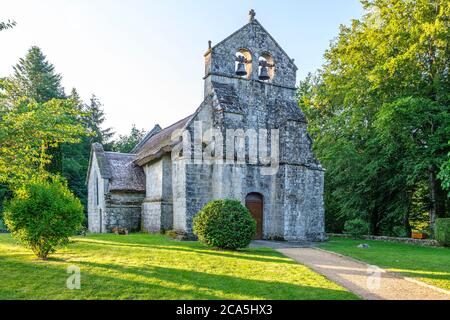 Frankreich, Correze, Limousin, Parc Naturel Regional de Millevaches (Millevaches Regional Natural Park), Monedieres Berge, Lestards, Reetgedeckte Kirche sain Stockfoto