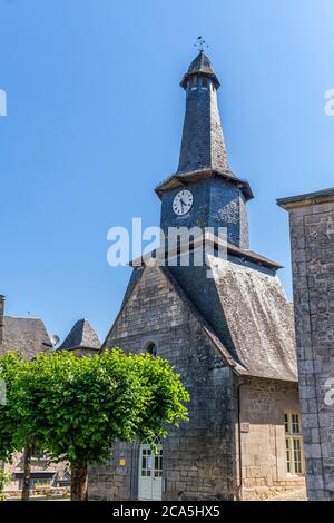 Frankreich, Correze, Limousin, Parc Naturel Regional de Millevaches (Millevaches Regional Natural Park), Treignac, Notre Dame Kapelle mit seiner verdrehten Glocke Stockfoto