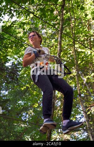 Schweiz, Kanton Waadt, Aigle, Forest Aerial Adventure Park (Baumklettern) Stockfoto