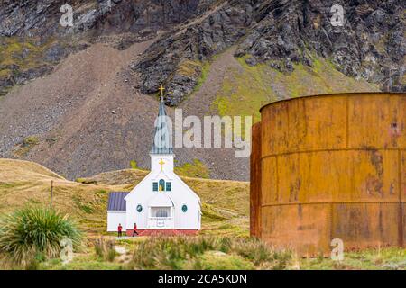 Antarktis, Südgeorgien Insel (britisches Überseegebiet), Grytviken, dessen schwedischer Name Töpfe Bucht bedeutet (auf Norwegisch: Grytvika) in Bezug auf die Töpfe verwendet, um Robbenfett zu transportieren, Überreste der ehemaligen Walfangstation (1912-1966), hier die Walfangkirche Stockfoto