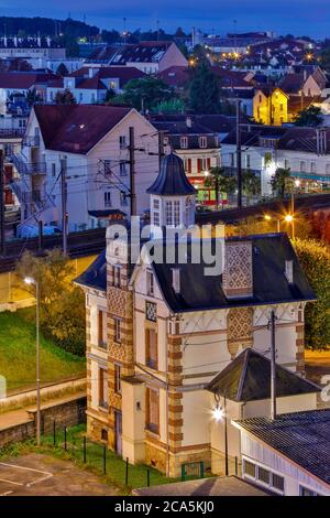 Frankreich, Yvelines, Les Mureaux, Nachtansicht der traditionellen Gebäude im Stadtzentrum Stockfoto