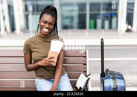 Afrikanische Geschäftsfrau mit Flugticket am Flughafen wartet auf Flug Stockfoto