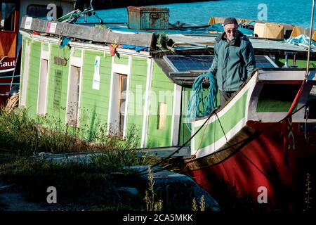 Frankreich, Herault, Canal du Midi, von der UNESCO zum Weltkulturerbe erklärt, Capestang, Person auf einem Hausboot Stockfoto