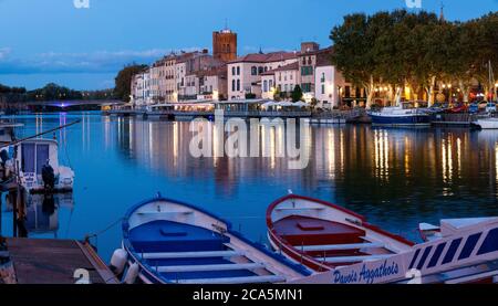 Frankreich, Herault, Canal du Midi, von der UNESCO zum Weltkulturerbe erklärt, Agde, Nachtansicht der Stadt Agde und seines Kanals Stockfoto