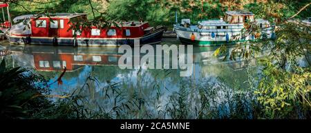 Frankreich, Herault, Canal du Midi, von der UNESCO zum Weltkulturerbe erklärt, Poilhes, Kähne an den Ufern des Kanals Stockfoto