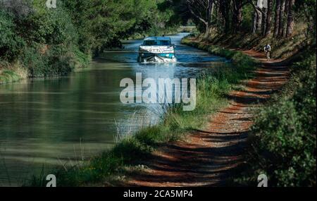 Frankreich, Herault, Canal du Midi, von der UNESCO zum Weltkulturerbe erklärt, Villeneuve les Beziers, Binnenschiff auf dem Kanal Stockfoto