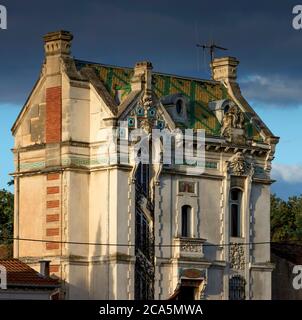 Frankreich, Herault, Canal du Midi, von der UNESCO zum Weltkulturerbe erklärt, Beziers, altes Haus am Ufer des Kanals bei Sonnenaufgang Stockfoto