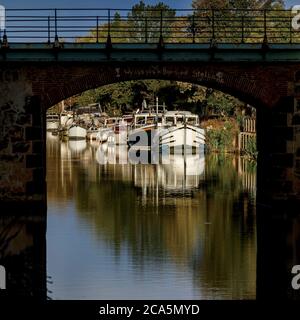 Frankreich, Herault, Canal du Midi, von der UNESCO zum Weltkulturerbe erklärt, Vias, Blick auf den Kanal bei Sonnenuntergang Stockfoto